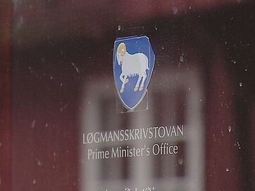 Løgmansskrivstovan brúkar veðramerkið