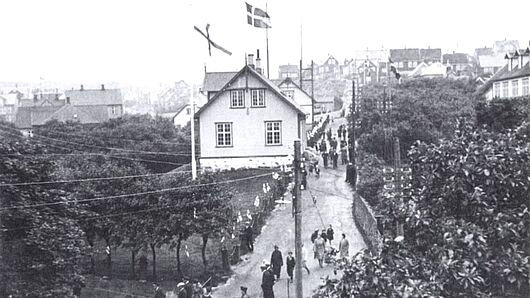 Í 1930-árunum veitraði Merkið uttan fyri tinghúsið, alt eftir um sjálvstýrisflokkurin ella sambandsflokkurin høvdu meirilutan. (Mynd: Úr Flaggsøguni hjá Niels Juel Arge)
