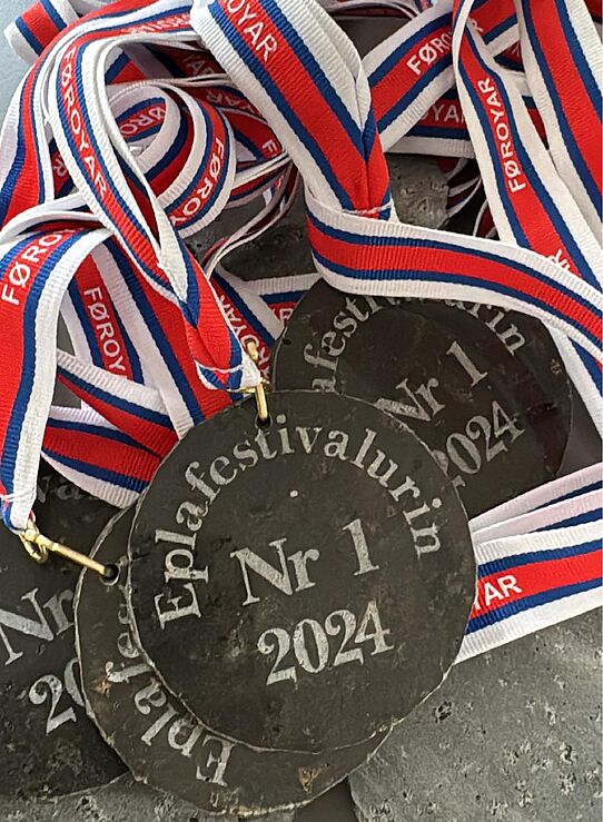 Vinningurin til Eplakappingarnar eru hesar flottu medaljurnar