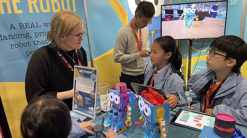 Bett karina robottar hong kong 2